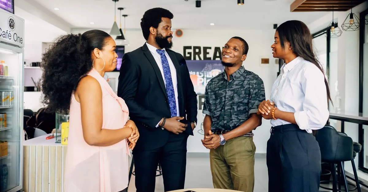 Groupe de professionnels lors d'une réunion informelle dans un bureau à Lagos.