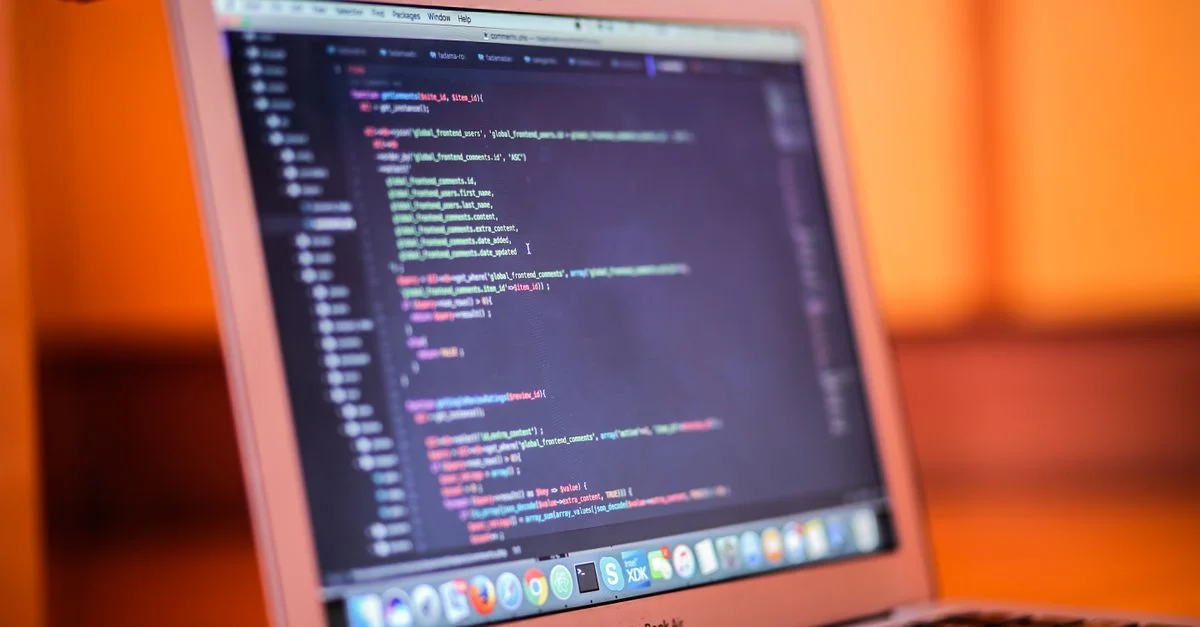 Prise de vue rapprochée d'un ordinateur portable affichant du code, adapté aux thèmes tech et programmation.