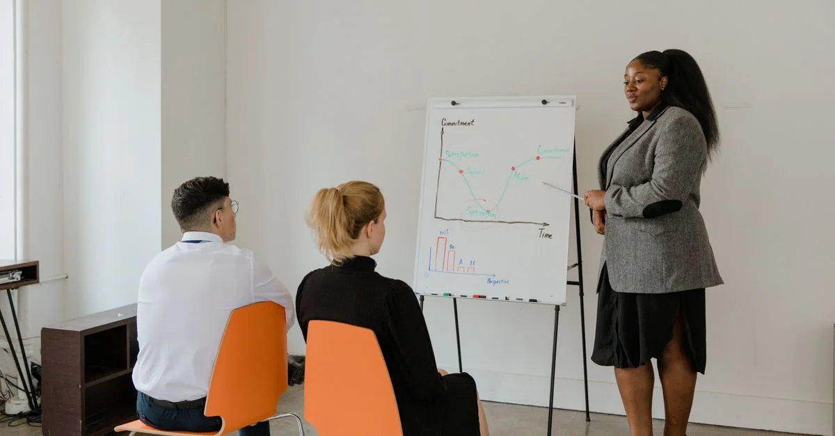 Un groupe diversifié de collègues dans un bureau engagé dans une présentation.