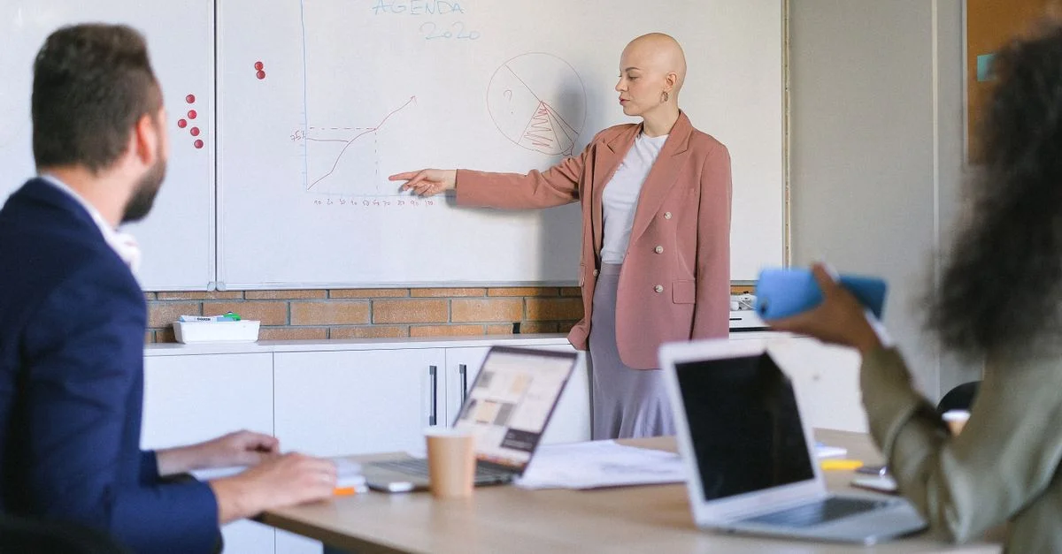 Des professionnels du secteur collaborant lors d'une présentation dans un bureau contemporain.